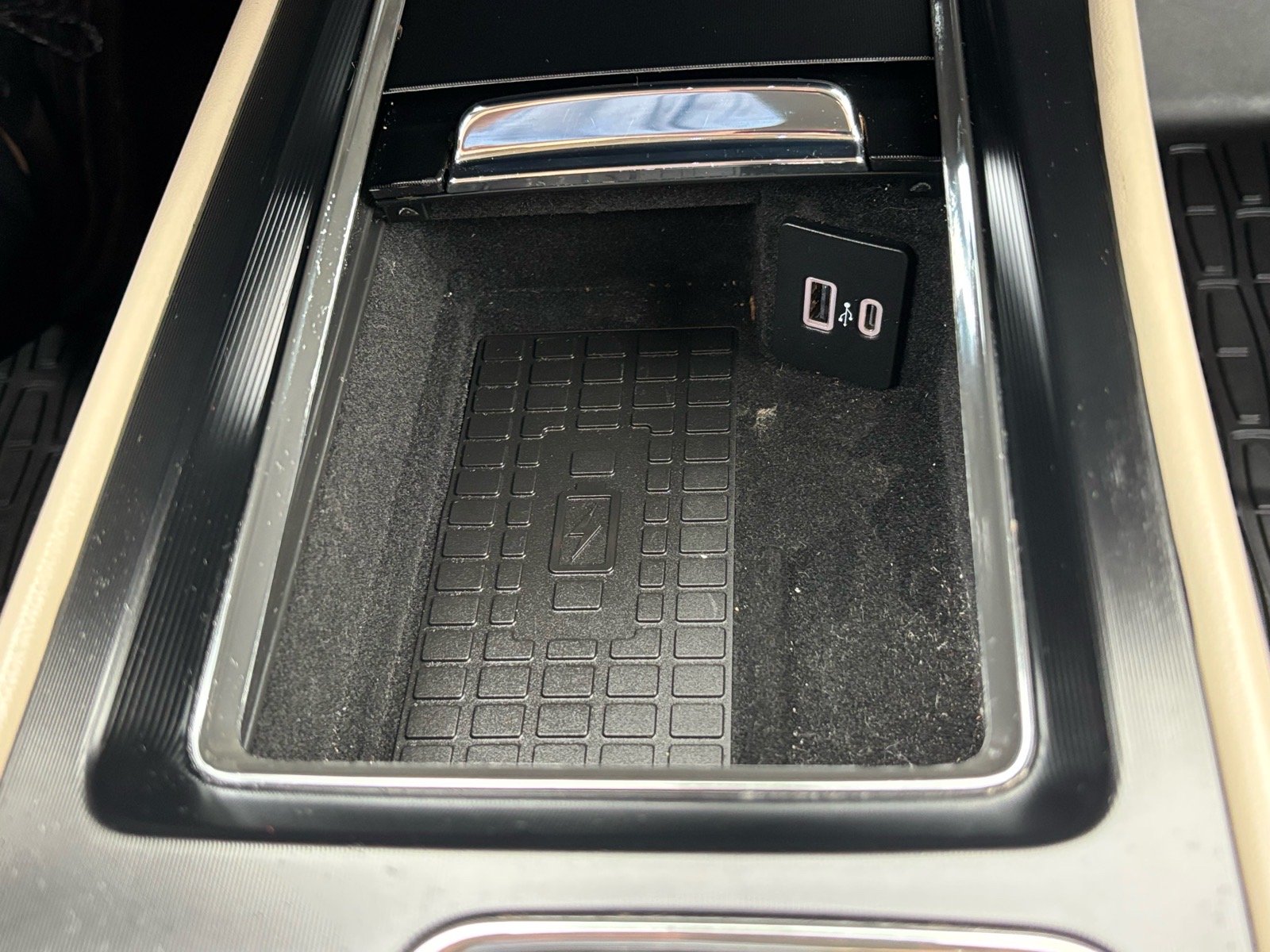 Used 2025 Whisper White Lincoln PREMIERE image 17