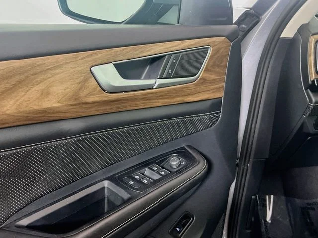2025 Volkswagen Atlas SE w/Tech - Photo 18