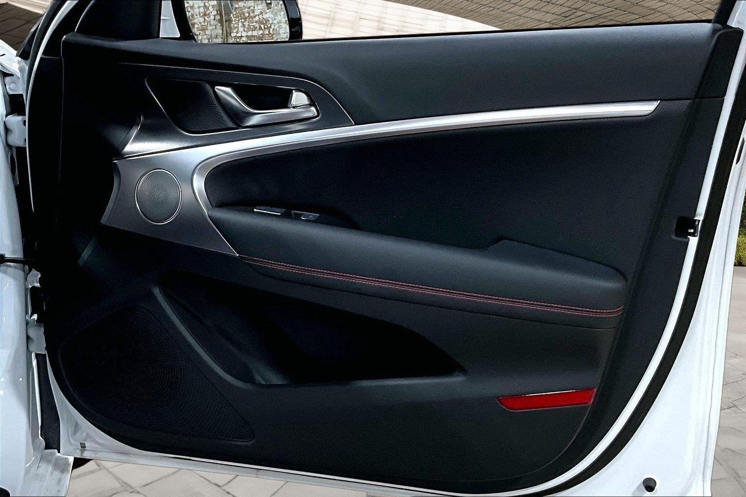 New 2026 Uyuni White Genesis 3.3T SPORT PRESTIGE image 13