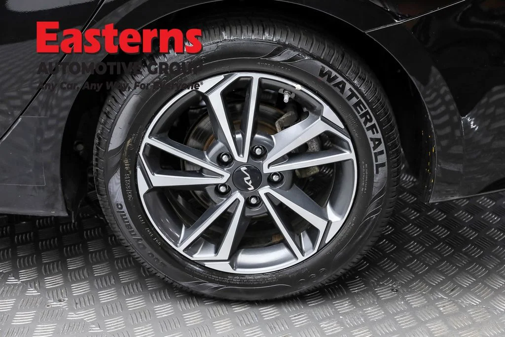Used 2022 Black Kia LXS image 8