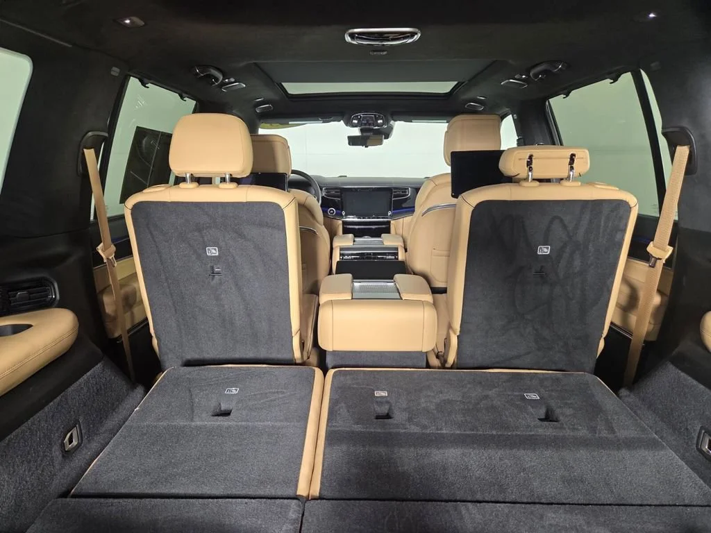 Used 2025 Diamond Black Crystal Pearlcoat Jeep Series III Obsidian image 28