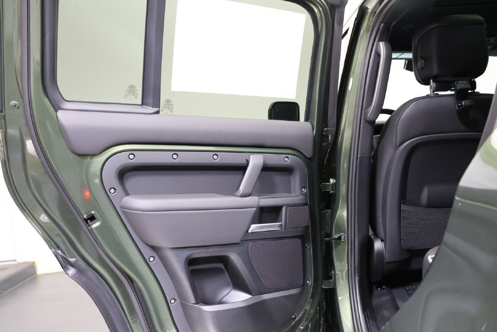 New 2026 Woolstone Green Land Rover X-Dynamic SE image 32