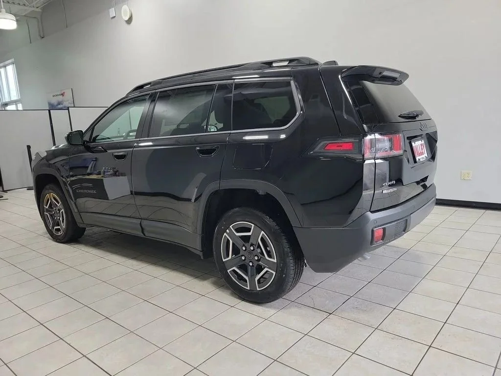 New 2026 Diamond Black Crystal Pearlcoat Jeep Laredo image 5