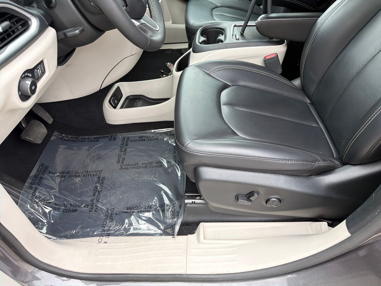 Used 2023 Crystal Metallic Chrysler Touring L image 29