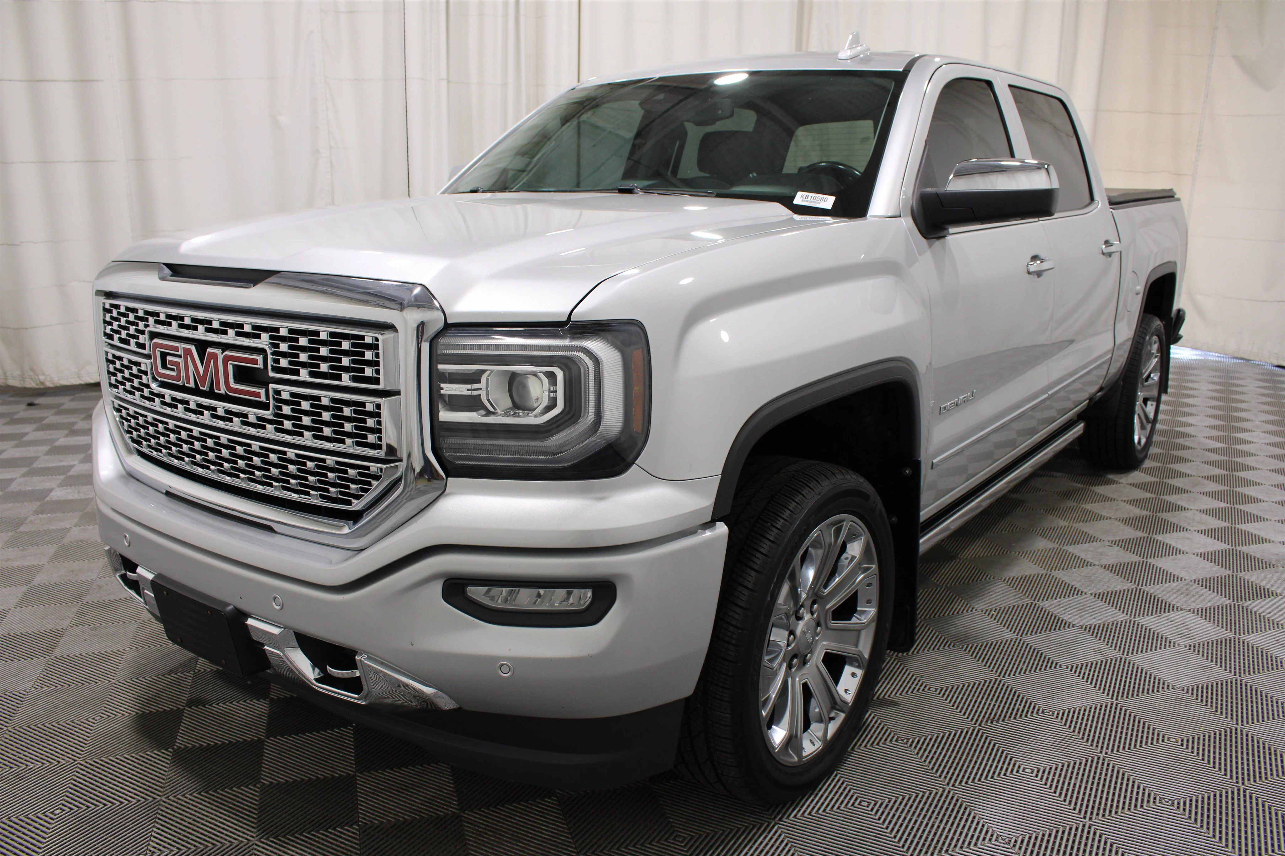 Used 2018 Quicksilver Metallic GMC Denali image 33