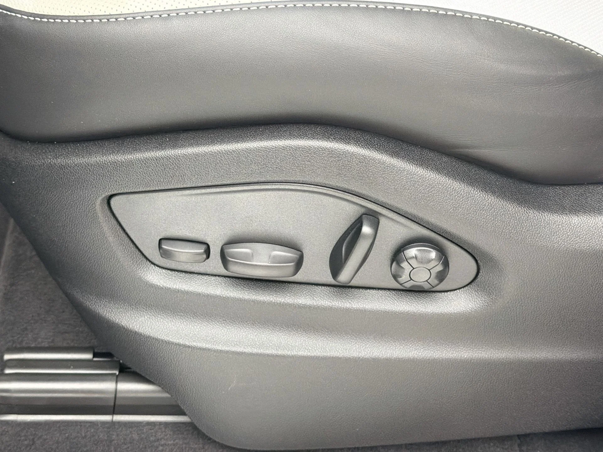 New 2026 Silver Porsche S image 32