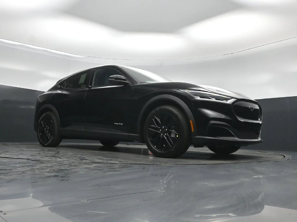 New 2026 Shadow Black Ford Select image 3