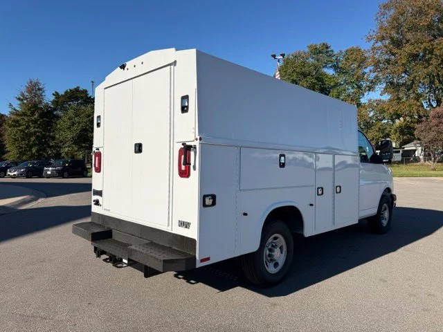 New 2026 Summit White Chevrolet 1WT image 18