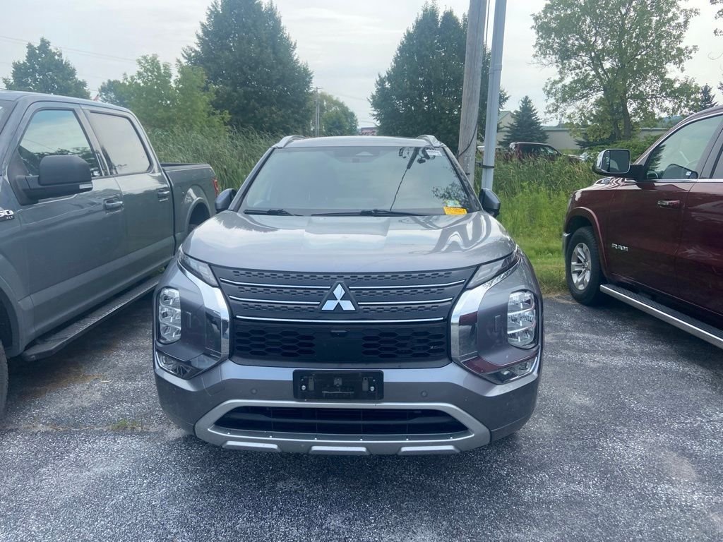 Used 2022 Gray Mitsubishi SEL image 2