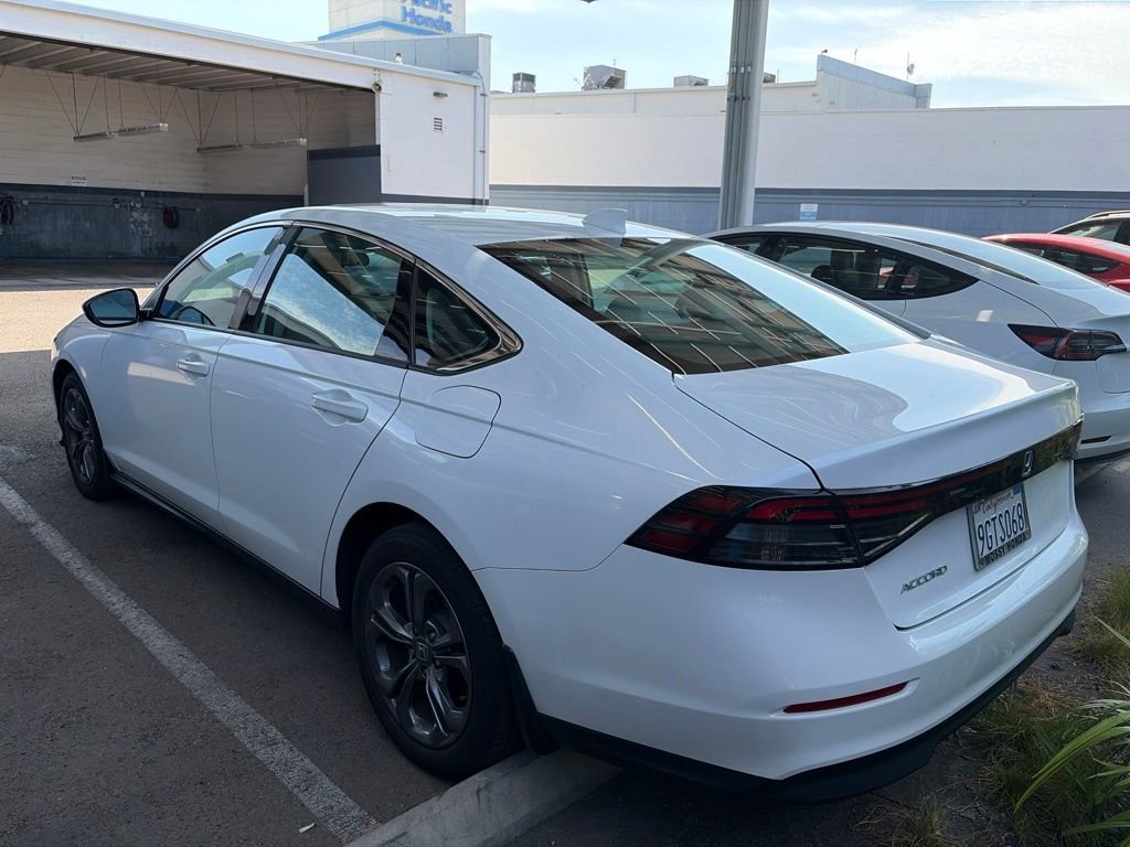Used 2023 White Honda EX image 17