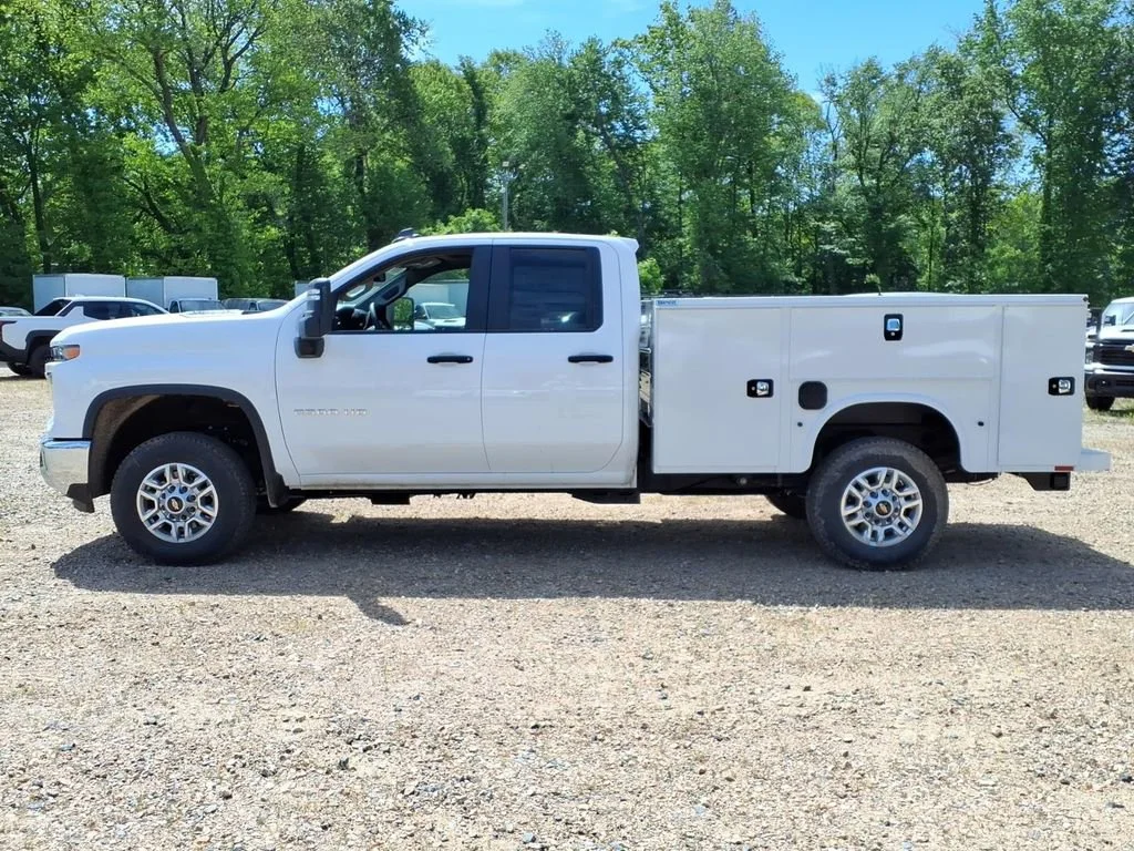 New 2026 Summit White Chevrolet WT image 7
