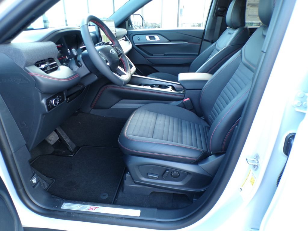 New 2026 Space White Metallic Ford ST-Line image 13