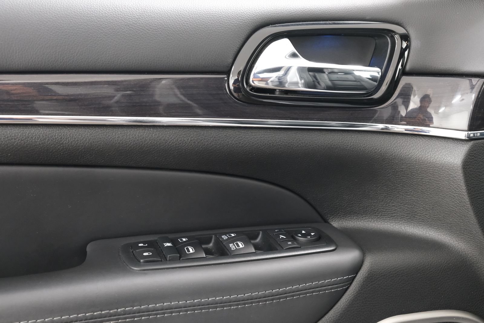 Used 2020 Billet Silver Metallic Clearcoat Jeep Overland image 25