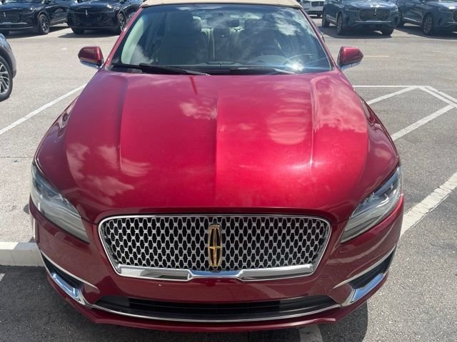 Used 2017 Red Lincoln Select image 3