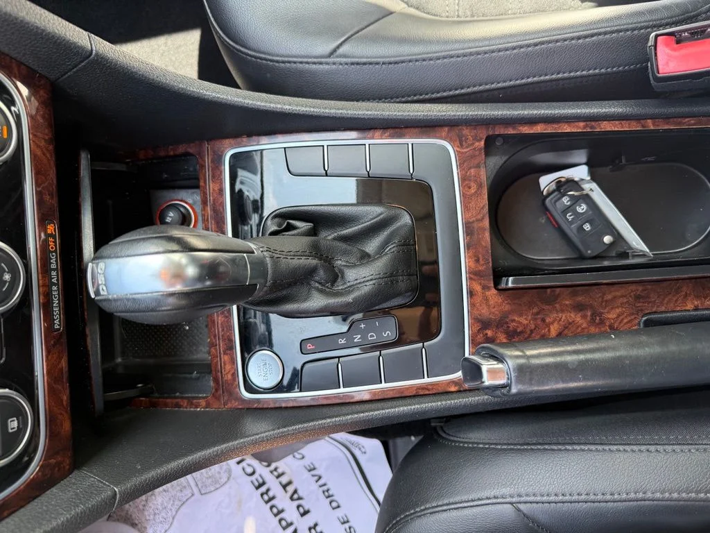 Used 2012 Gray Volkswagen V6 SEL Premium image 20