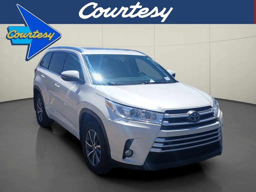 Used 2017 Blizzard Pearl Toyota XLE image 1