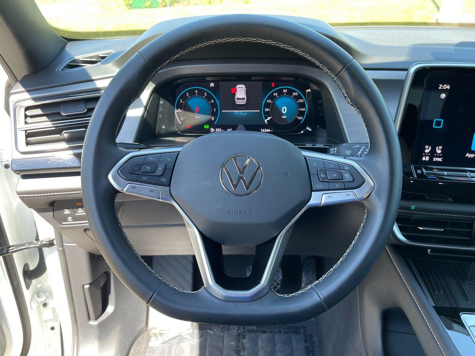 Used 2025 Pure White Volkswagen 2.0T SE w/Technology image 18