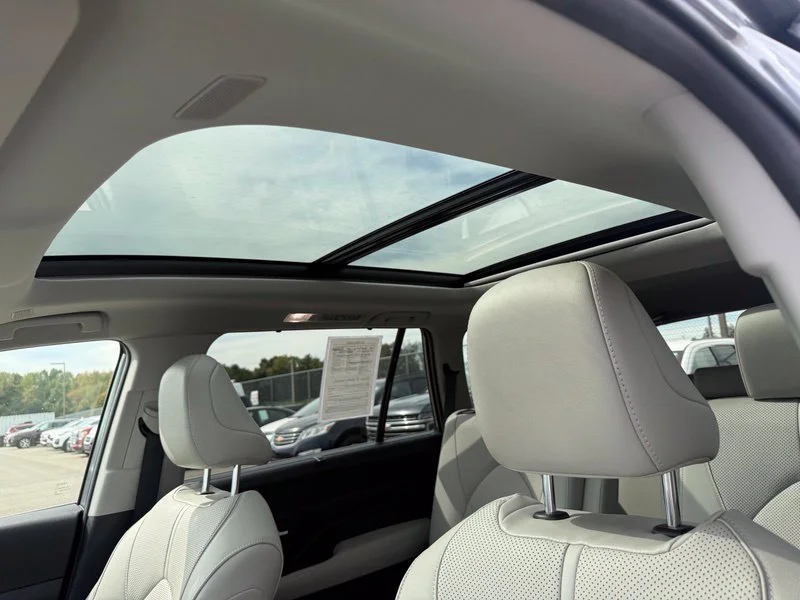 Used 2025  Toyota Limited image 4