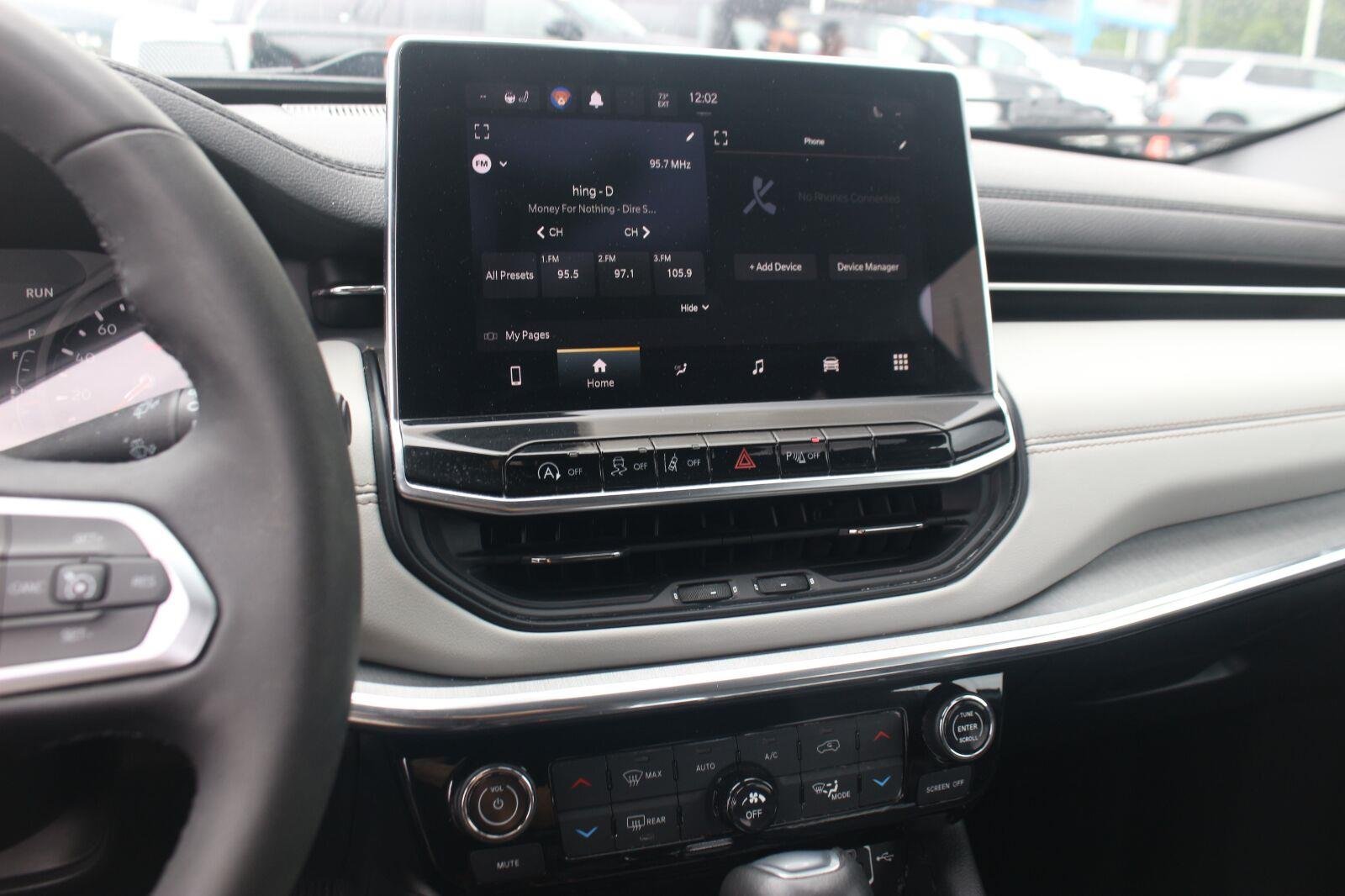 Used 2023  Jeep Limited image 20