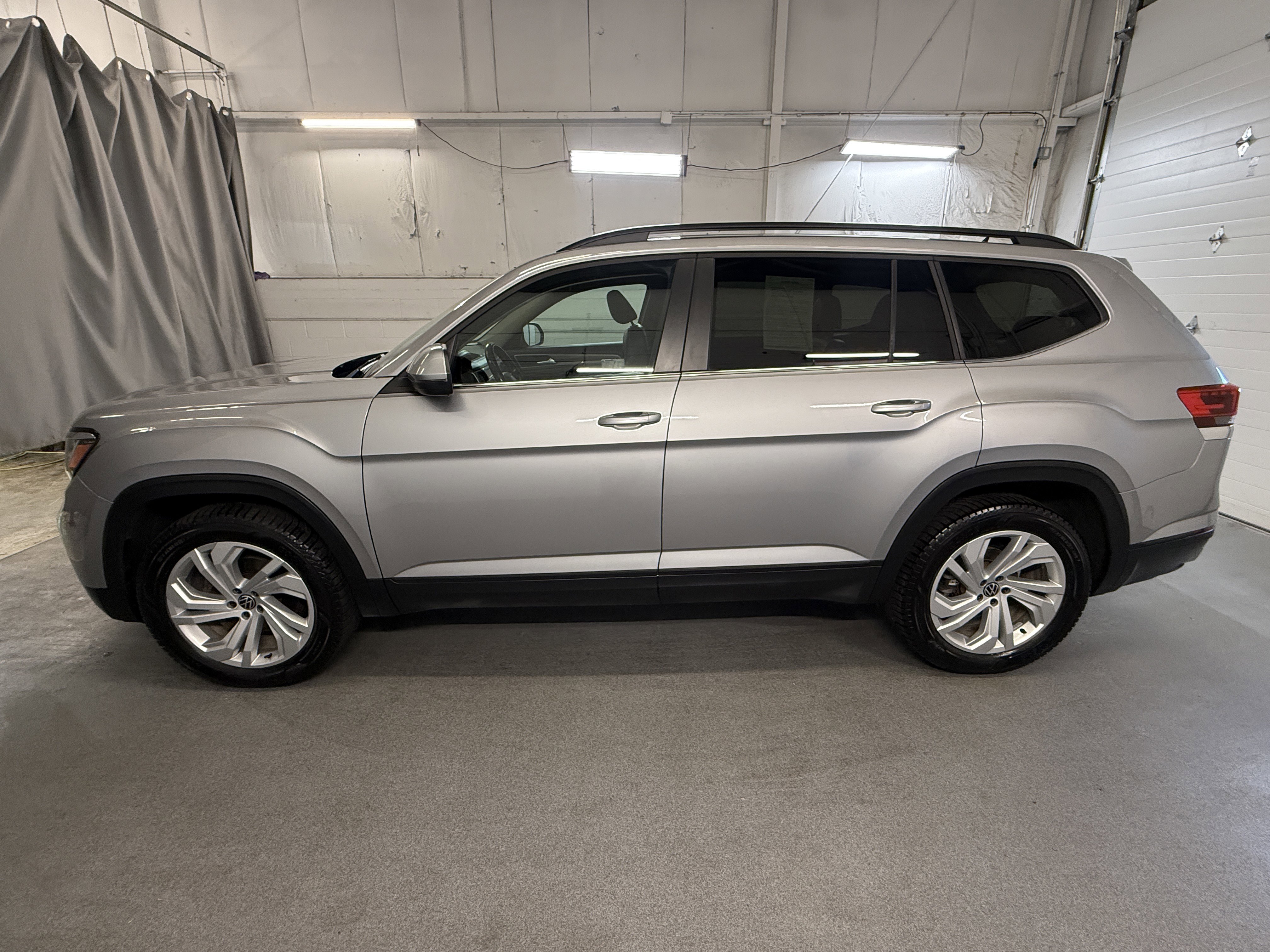 Used 2021 Pyrite Silver Metallic Volkswagen 3.6L V6 SE w/Technology image 5