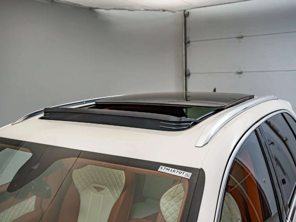 Used 2022 White Bentley V8 image 23