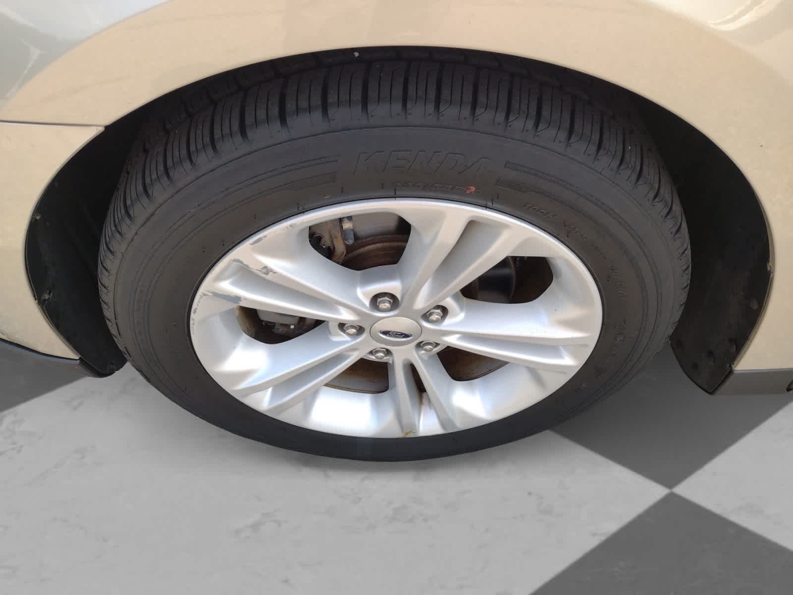 Used 2018 White Gold Metallic Ford SE image 8