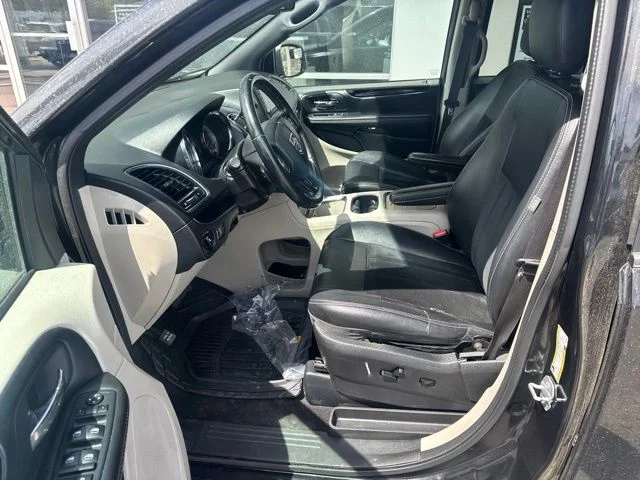 Used 2018 Brilliant Black Crystal Pearlcoat Dodge SXT image 11