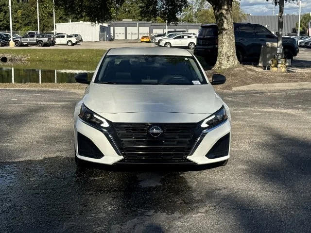 Used 2025 White Nissan 2.5 SV image 2