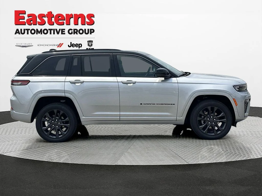 New 2026 Silver Zynith Exterior Paint Jeep Limited Reserve image 4