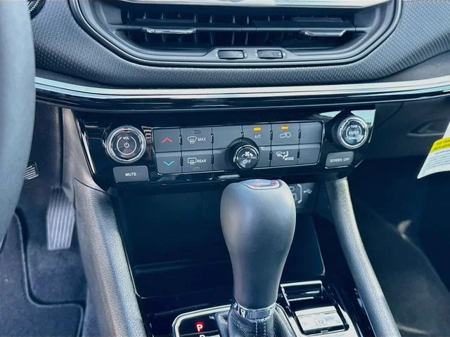 New 2026 Bright White Clearcoat Jeep Latitude image 15