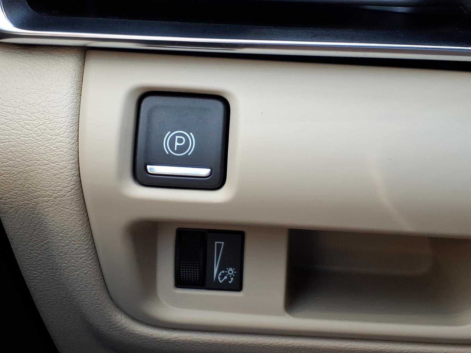 Used 2020 GRAY Cadillac Luxury image 19