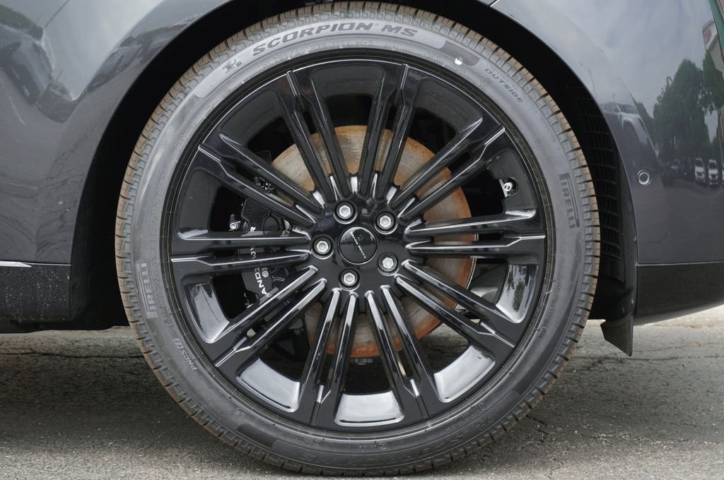 New 2026 Carpathian Grey Land Rover SE image 8