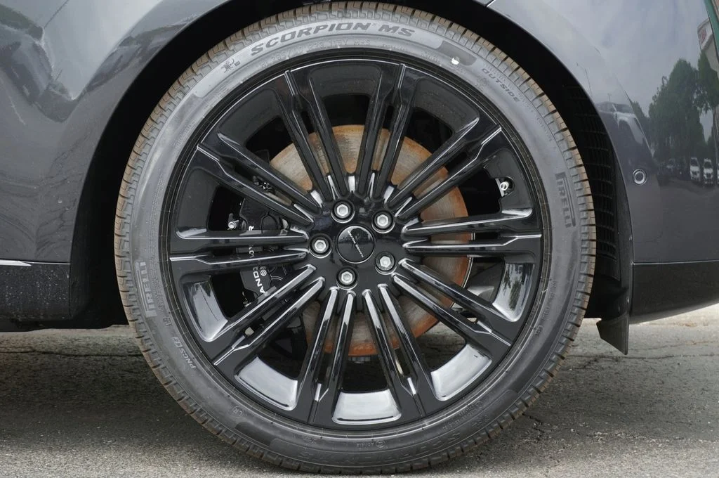 New 2026 Carpathian Grey Land Rover SE image 9