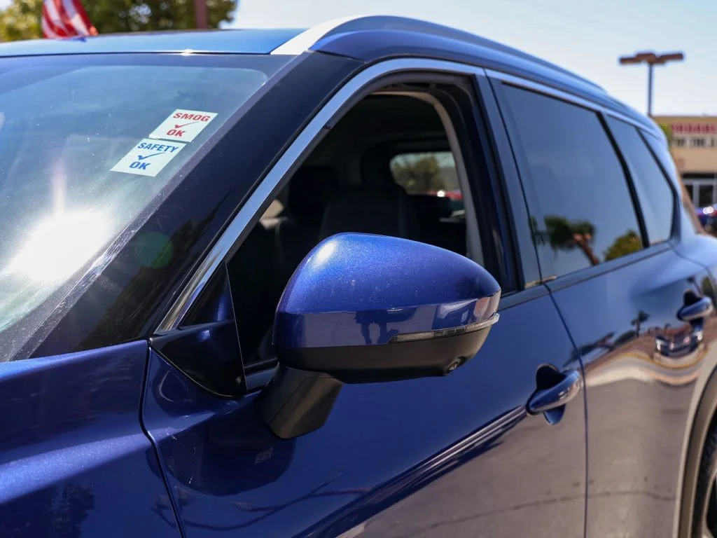 Used 2021 Blue Nissan SL image 9