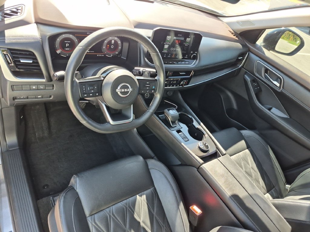 Used 2022 Gold Nissan Platinum image 10