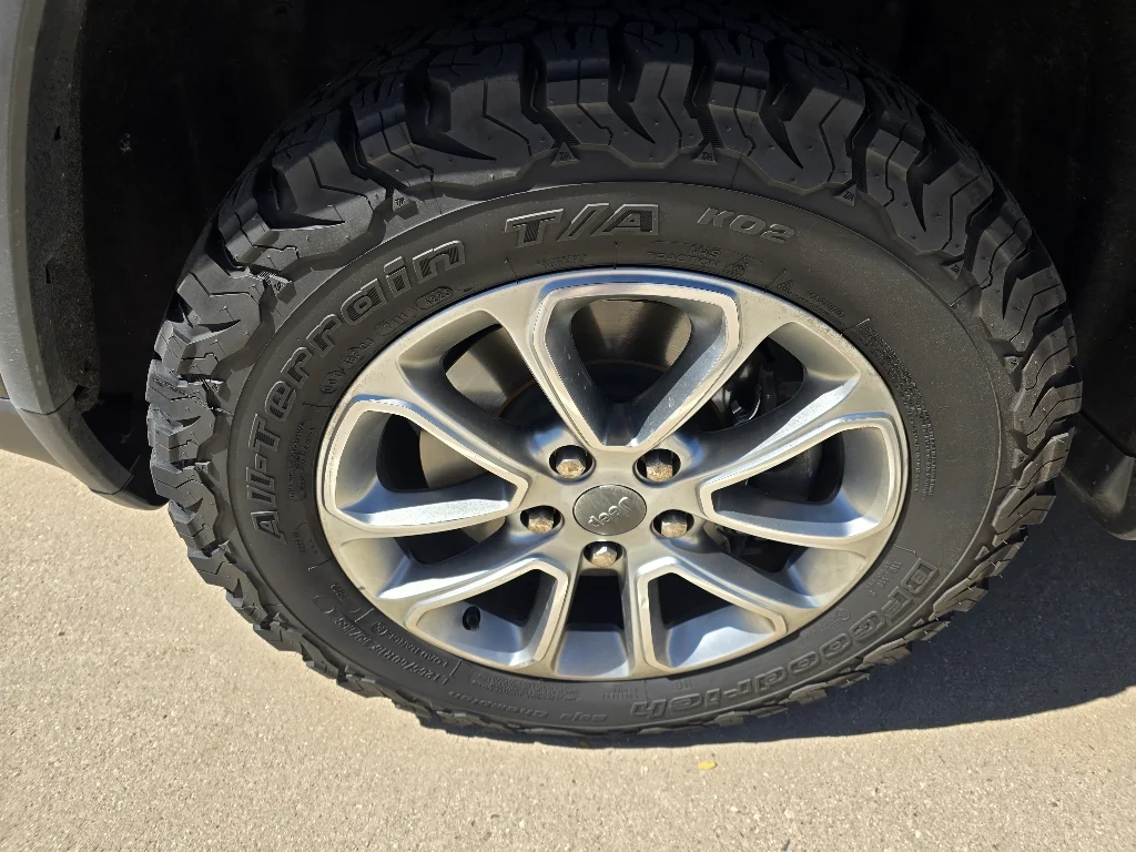 Used 2015 Granite Crystal Metallic Clearcoat Jeep Limited image 9