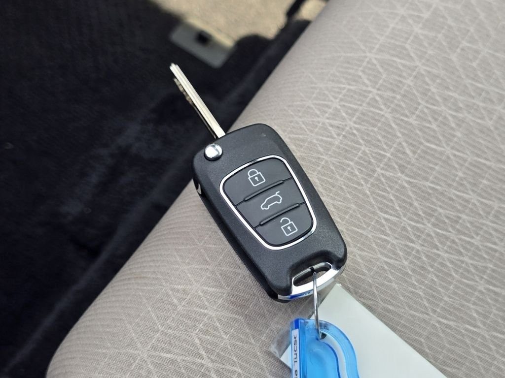 Used 2018 White Hyundai SE image 35