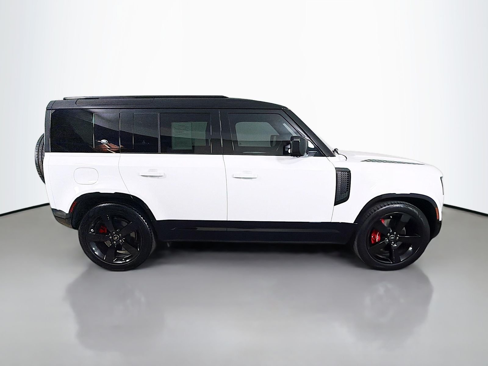 Used 2024 Fuji White Land Rover X-Dynamic SE image 6