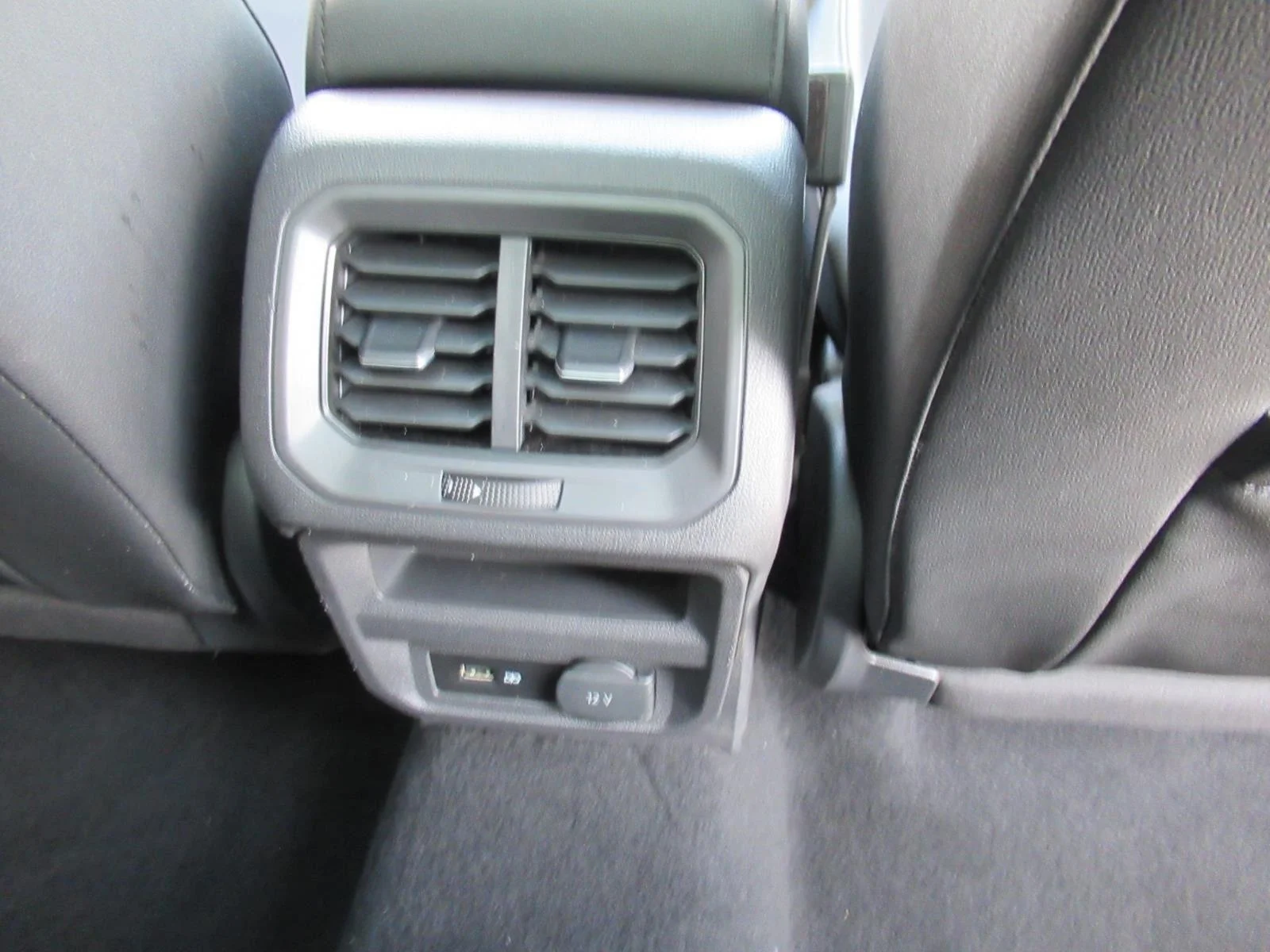 Used 2019 Platinum Gray Metallic Volkswagen SE image 30