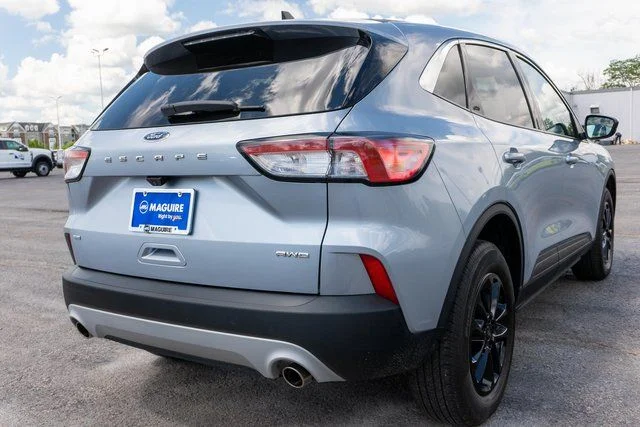 Used 2022 Blue Ford SE image 6