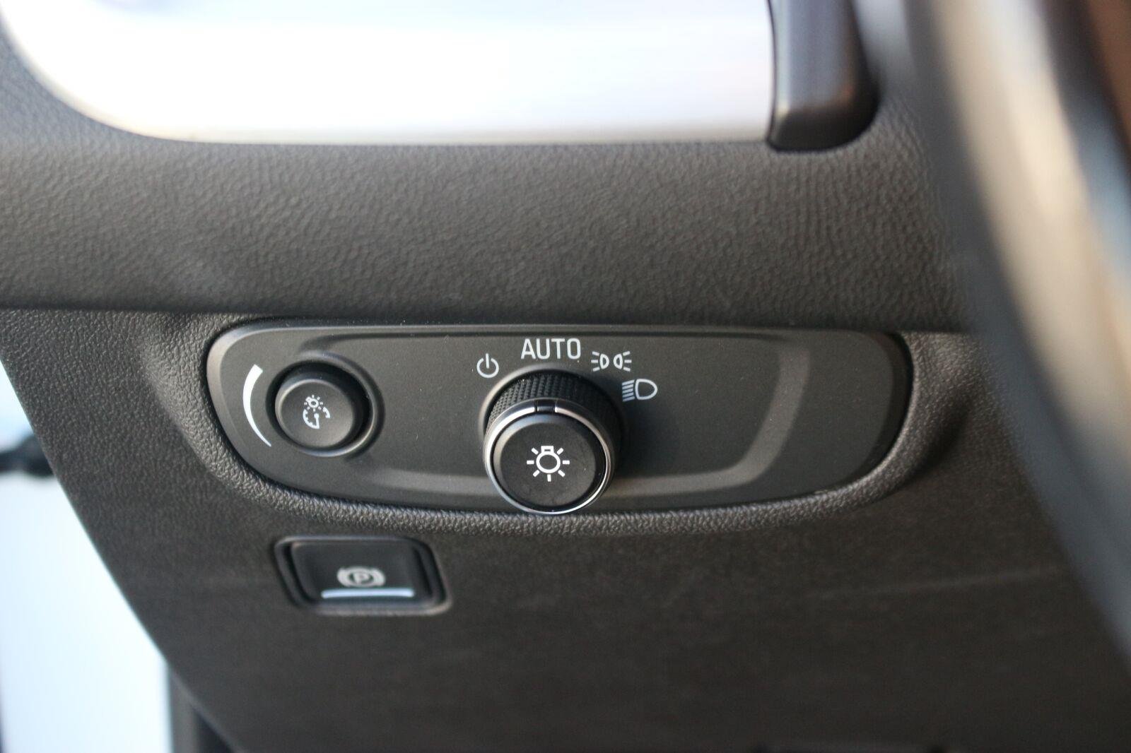 Used 2020 SUMMIT WHITE GMC SLE image 29