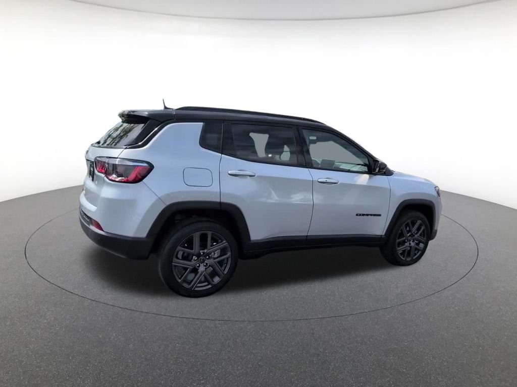 New 2026 Silver Zynith Metallic Clear-Coat Exterior Paint Jeep Limited image 6
