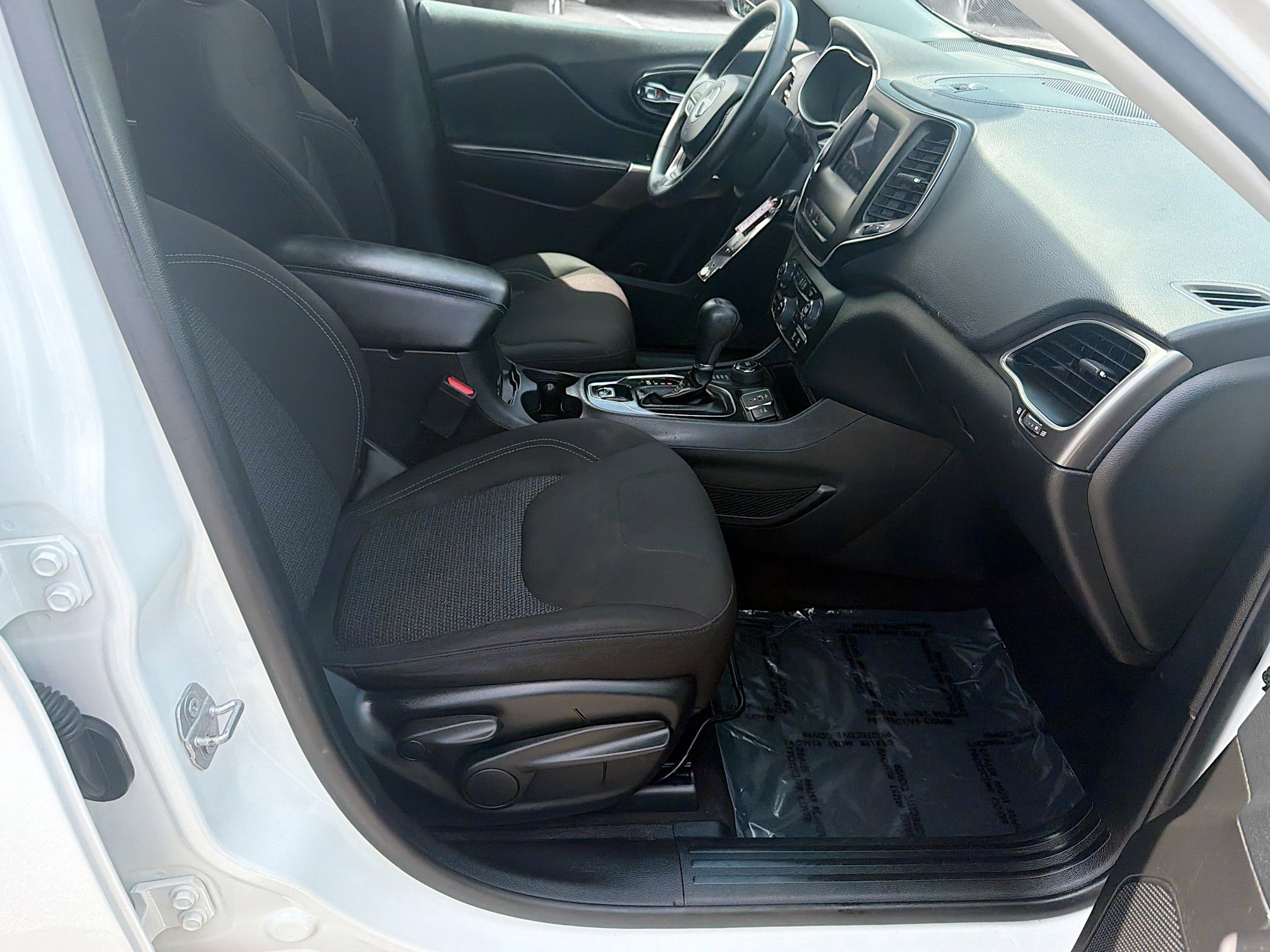 Used 2019 Bright White Clearcoat Jeep Latitude image 30