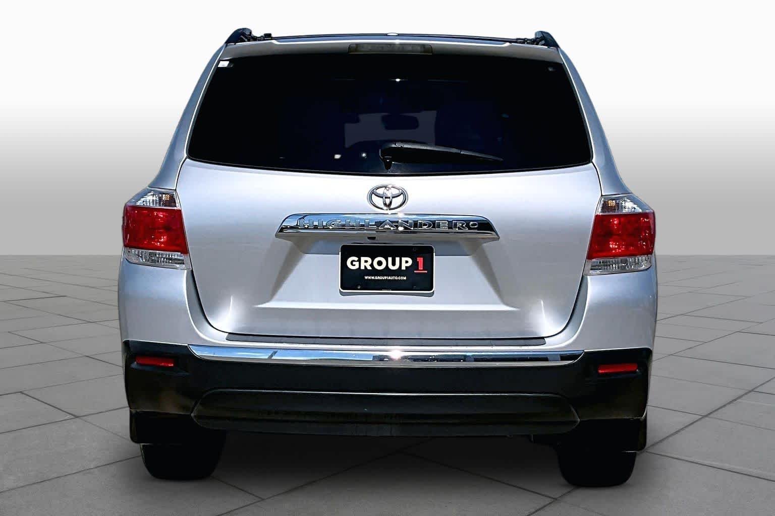 Used 2013 Classic Silver Metallic Toyota Limited image 4