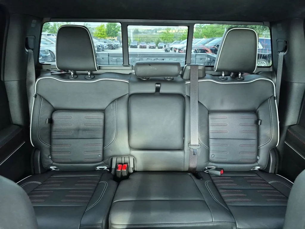 Used 2022 White GMC AT4X image 40