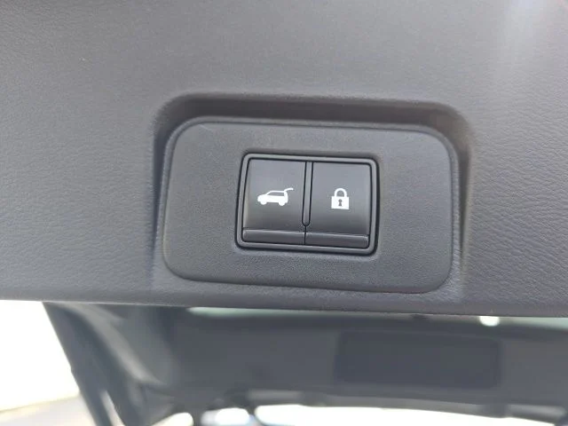 Used 2021 White Nissan SL image 10