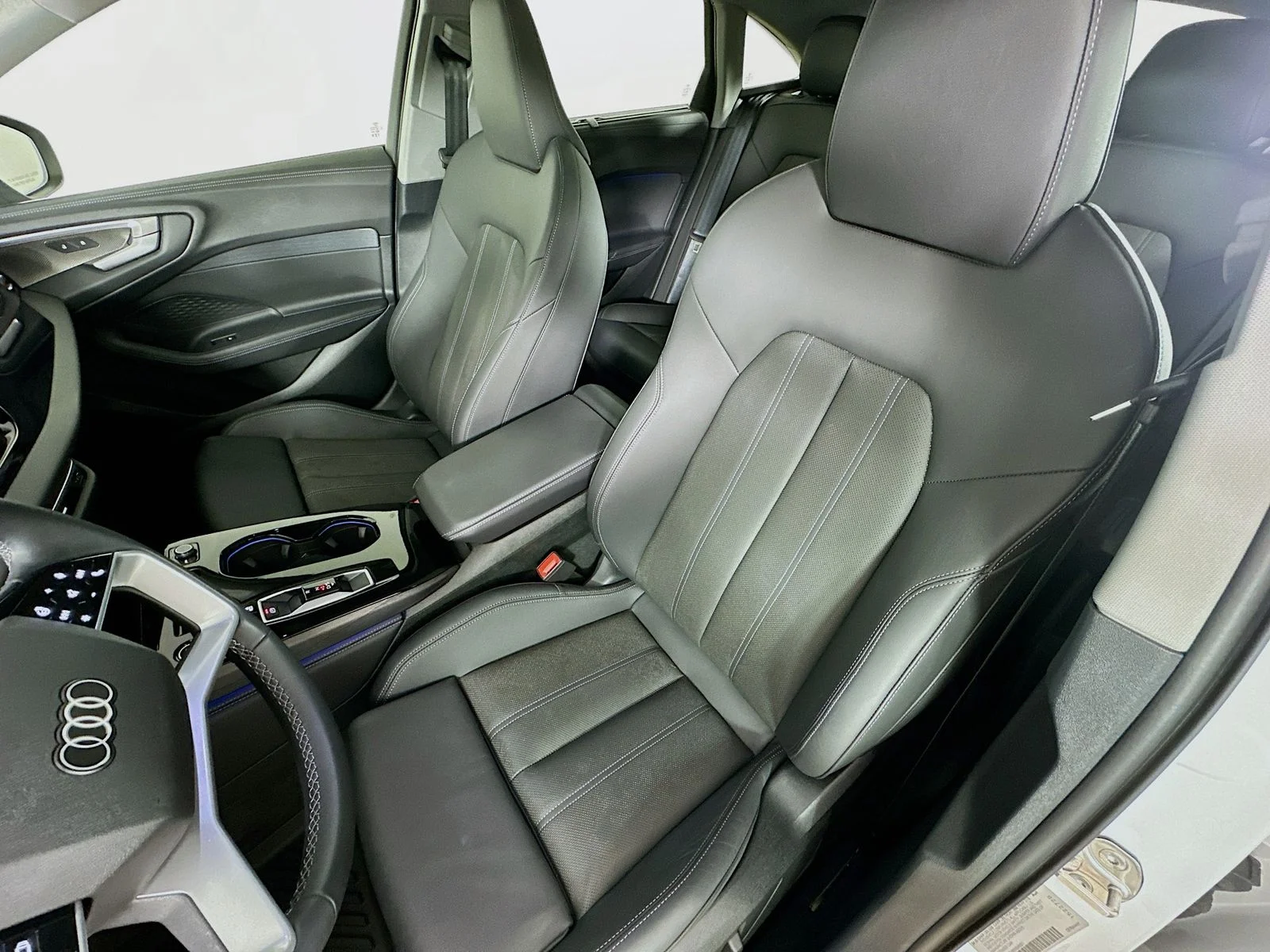 Used 2025 White Audi  image 33