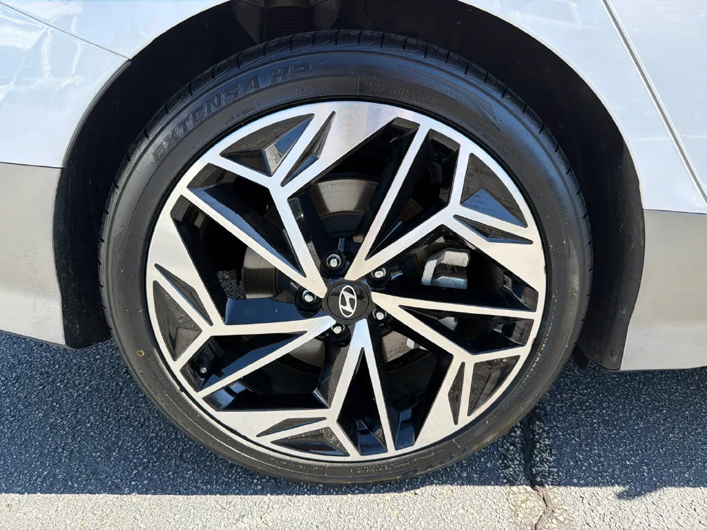Used 2024 White Hyundai SEL image 17