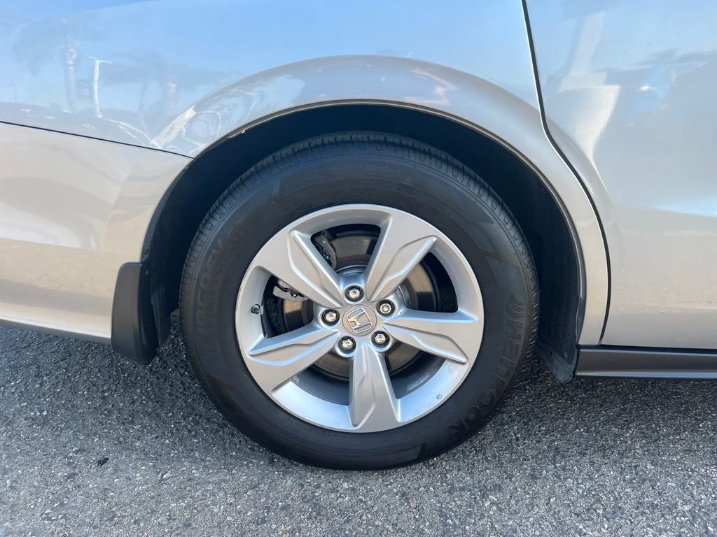 Used 2019 Silver Honda EX-L image 48