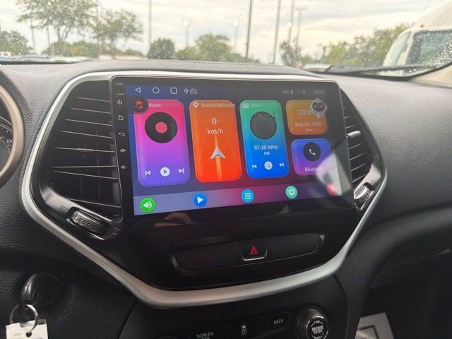 Used 2015 True Blue Pearlcoat Jeep Latitude image 29
